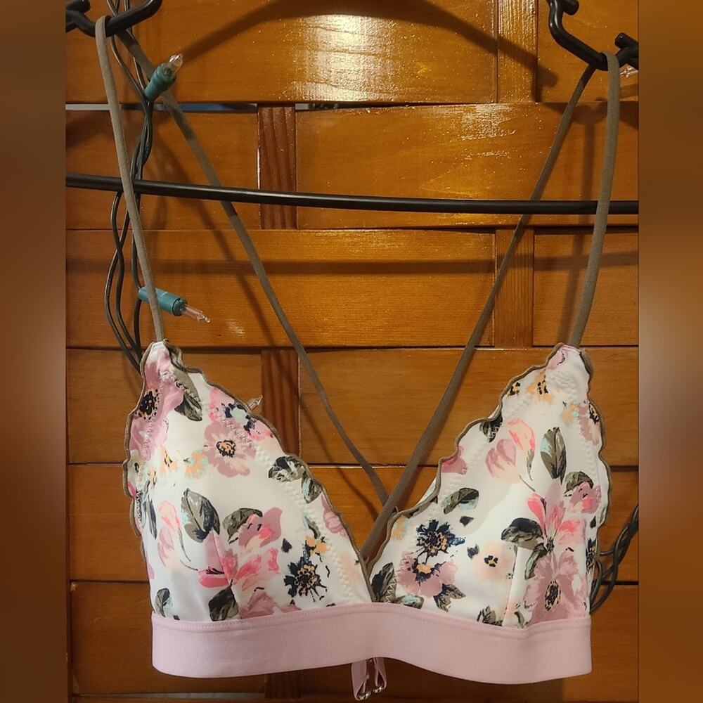 DONATING 6/1 5/$30 H&M Frilly Floral Triangle Criss-Cross Strappy Bralette